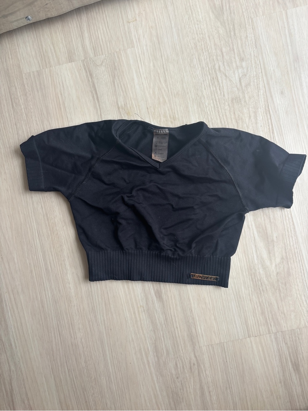 Bo+Tee Black Cropped Short Sleeve V-Neck Top